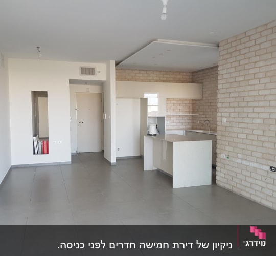 מטבח נקי עם רצפה מבריקה וקירות לבנים